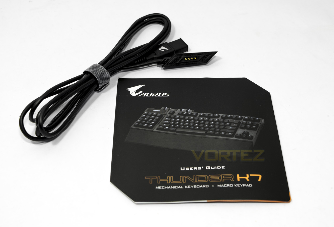aorus thunder k7 accessories.jpg