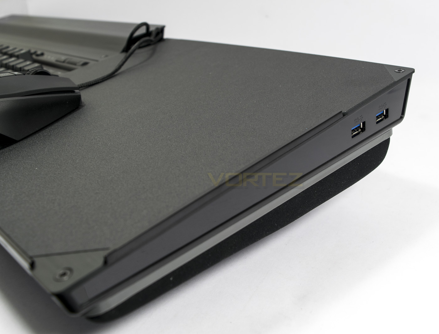 corsair lapdog side usb.jpg