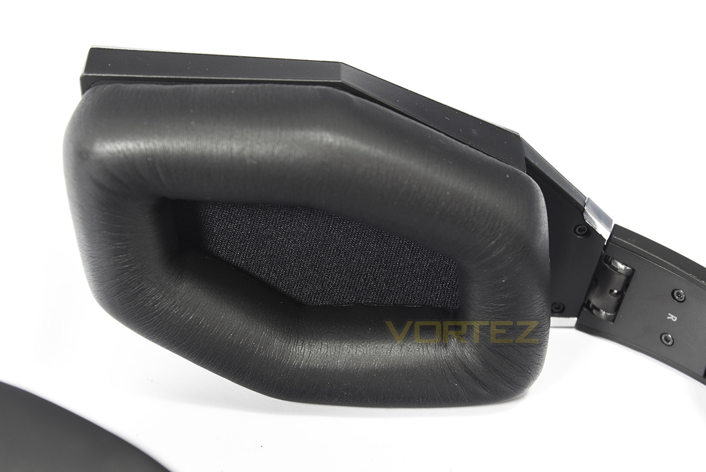 gigabyte force h5 earcup.jpg