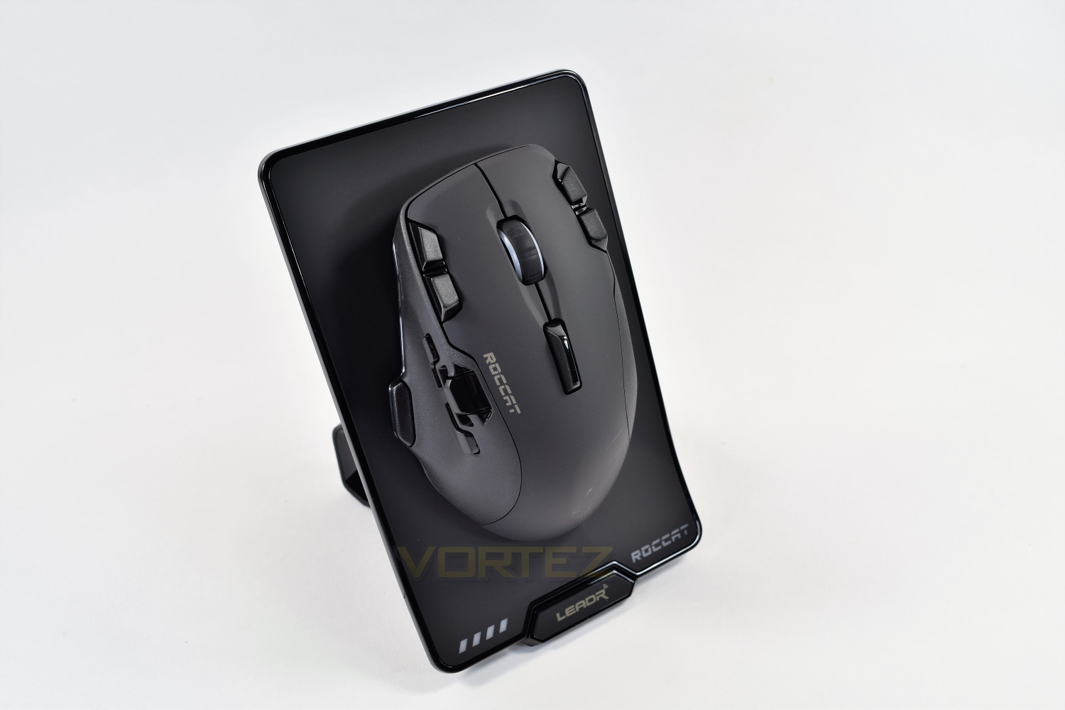 roccat leadr - mouse charging.jpg