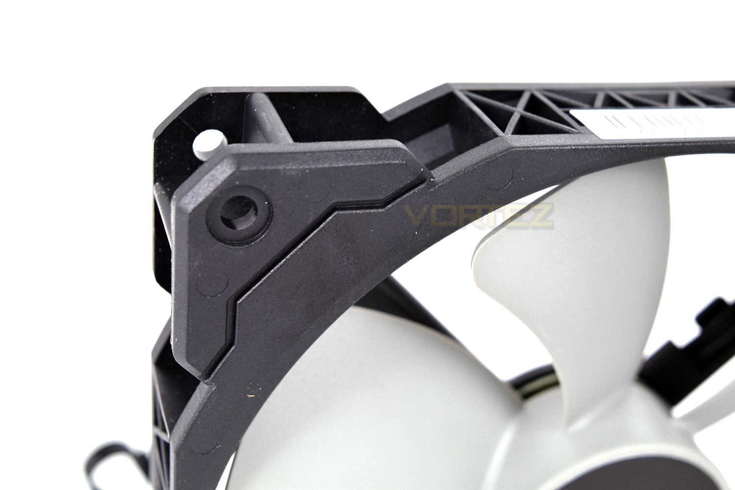 corsair_h115i_pro_rgb_fan_corner.jpg