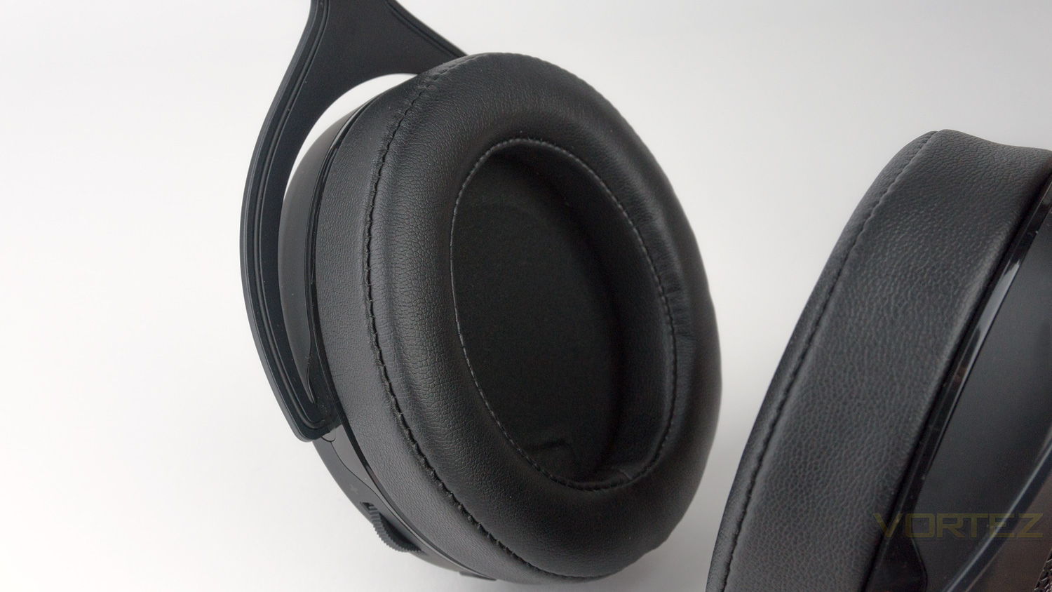 corsair_hs70_review_earcup.jpg