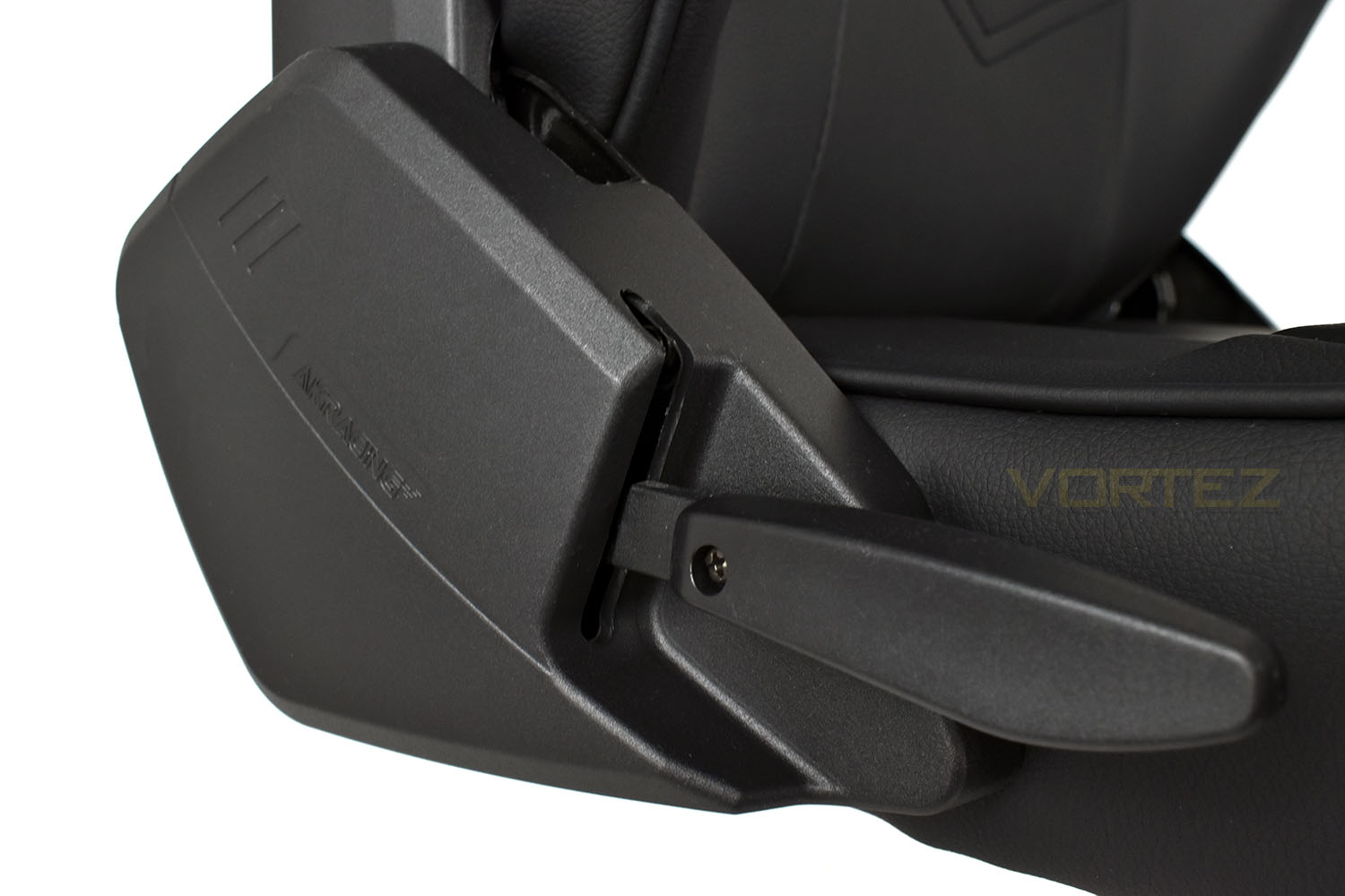 ak_racing_masters_series_max_handle.jpg