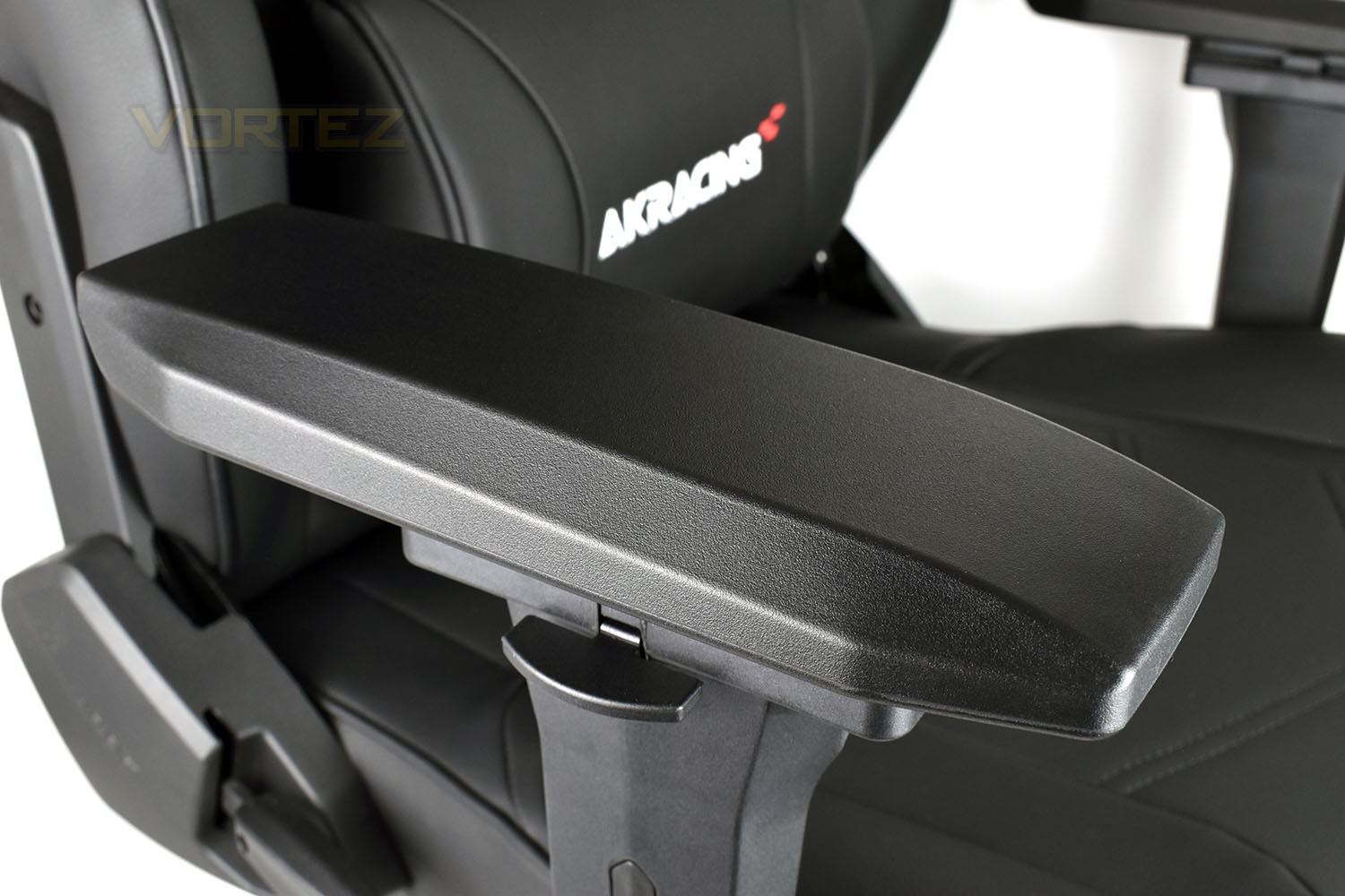 ak_racing_masters_series_max_arm_rest.jpg
