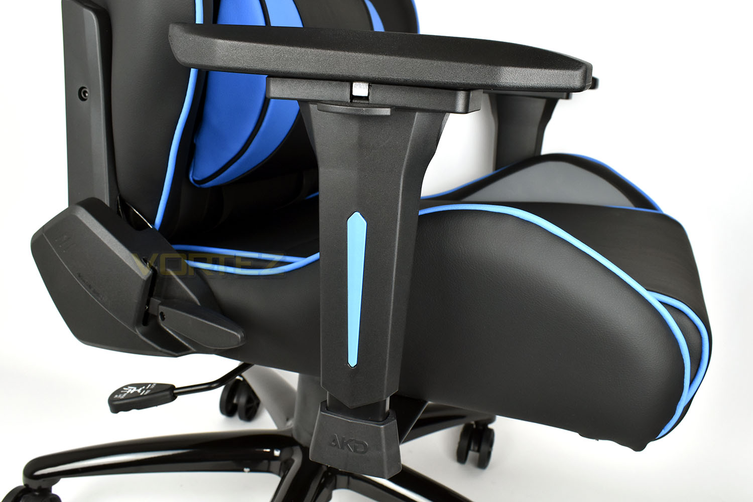 ak_racing_core_series_lx_armrest.jpg