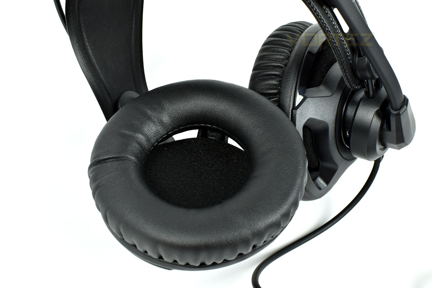 roccat_renga_boost_earcup.jpg