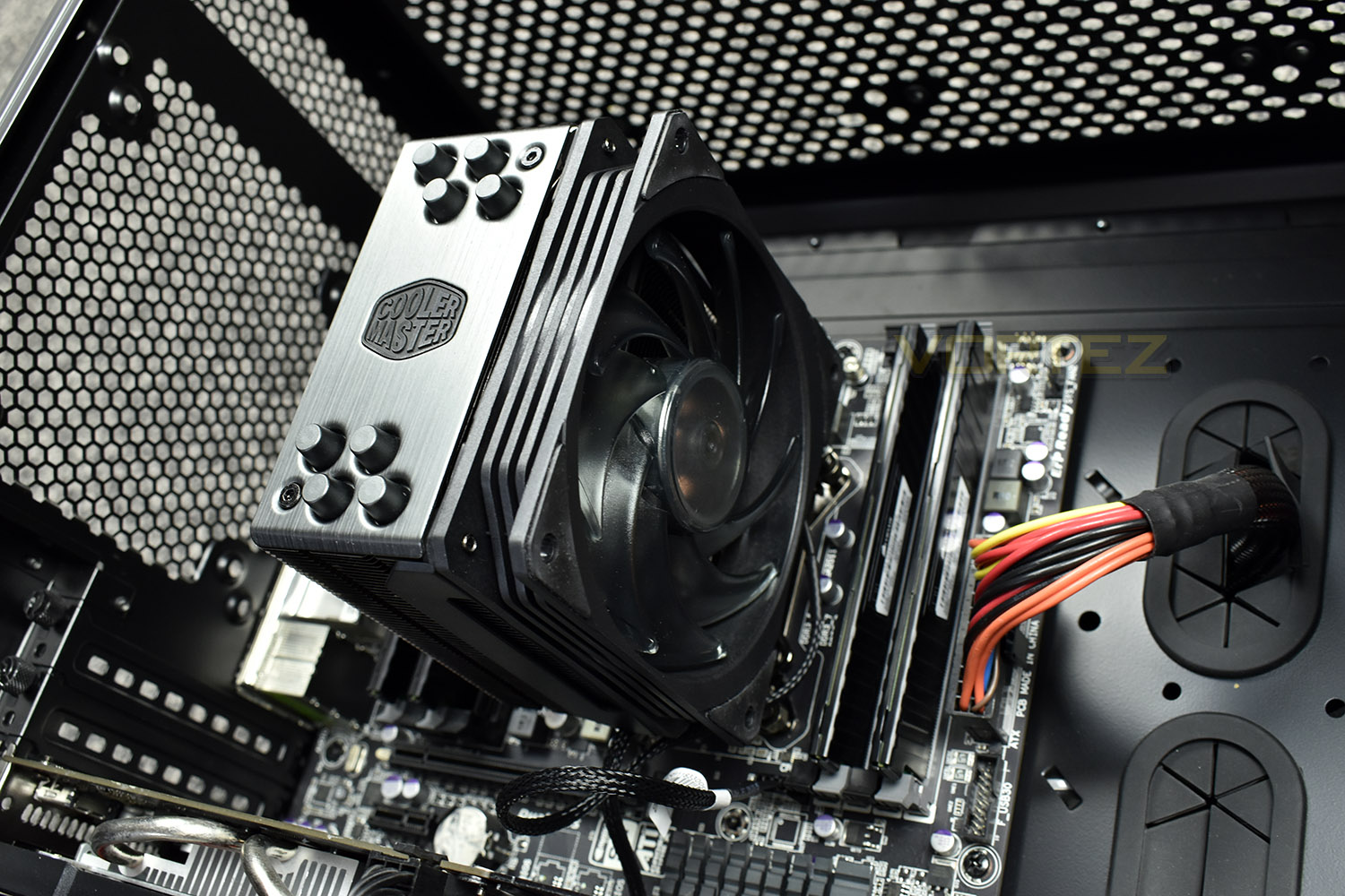 cooler_master_hyper_212_rgb_black_edition_installed.jpg