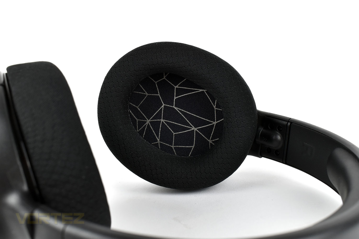 steelseries_arctis_1_earcup.jpg