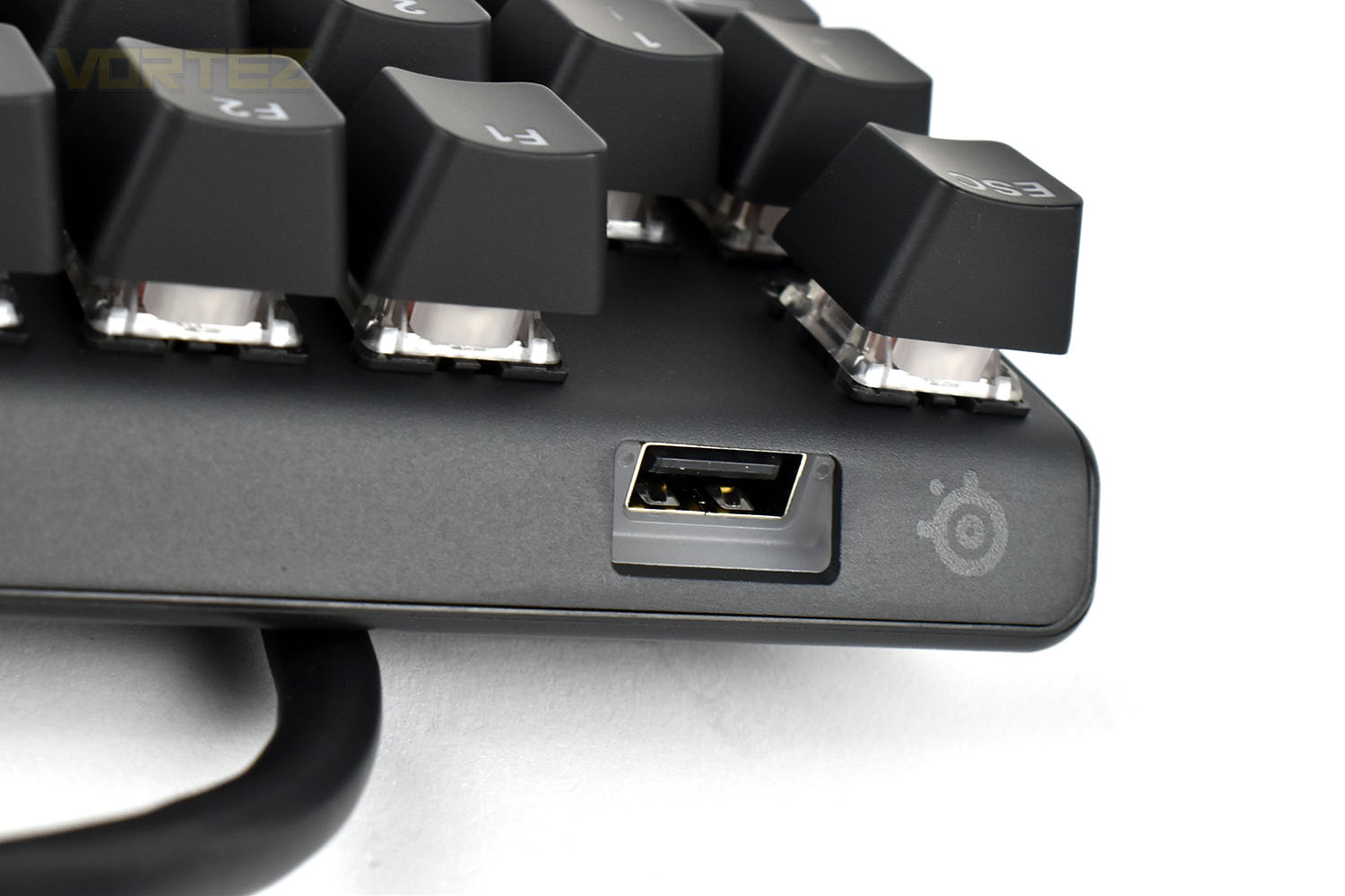 steelseries_apex_7_usb_port.jpg
