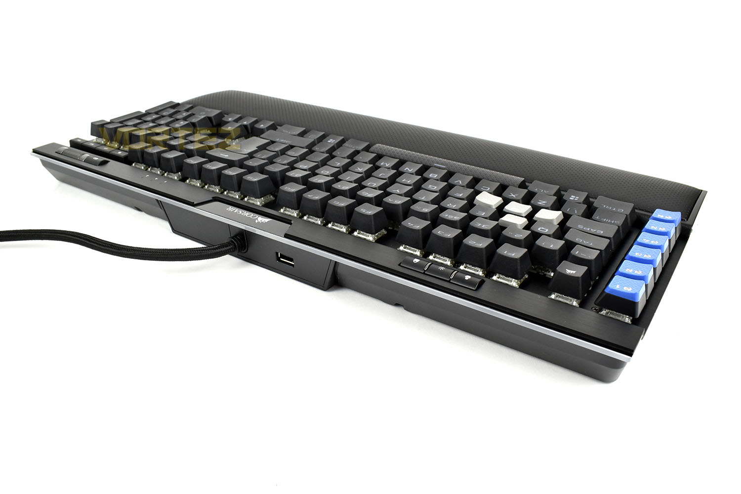 corsair_k95_rgb_platinum_xt_alternative_angle.jpg