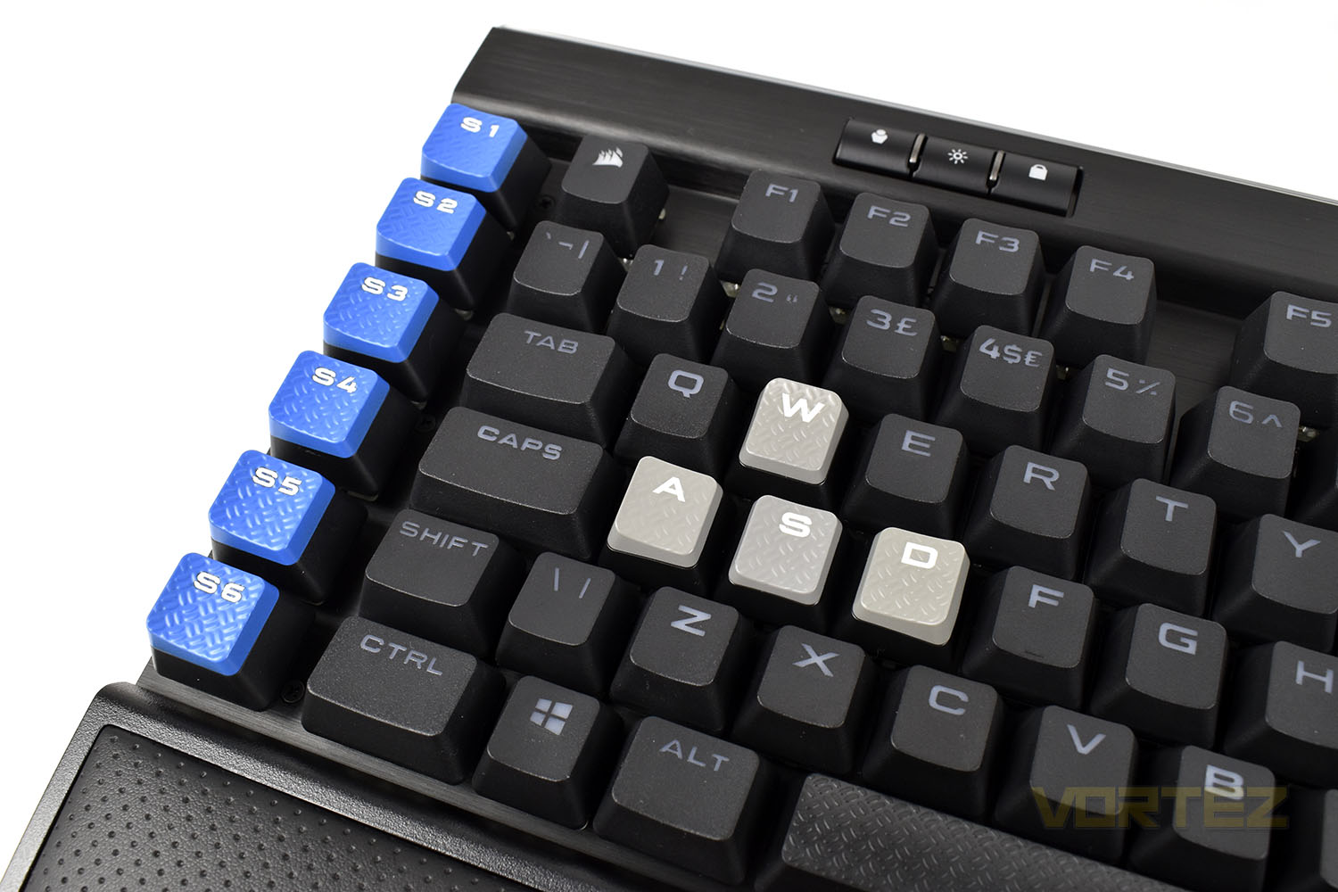 corsair_k95_rgb_platinum_xt_elgato_and_gaming_keys.jpg