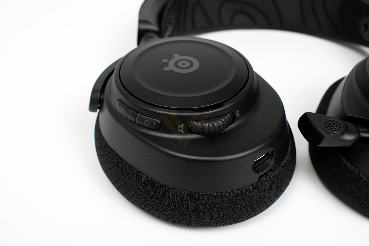 steelseries_arctis_nova_7_wireless_right_earcup.jpg