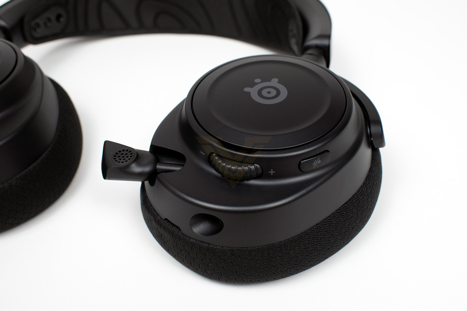 steelseries_arctis_nova_7_wireless_left_earcup.jpg