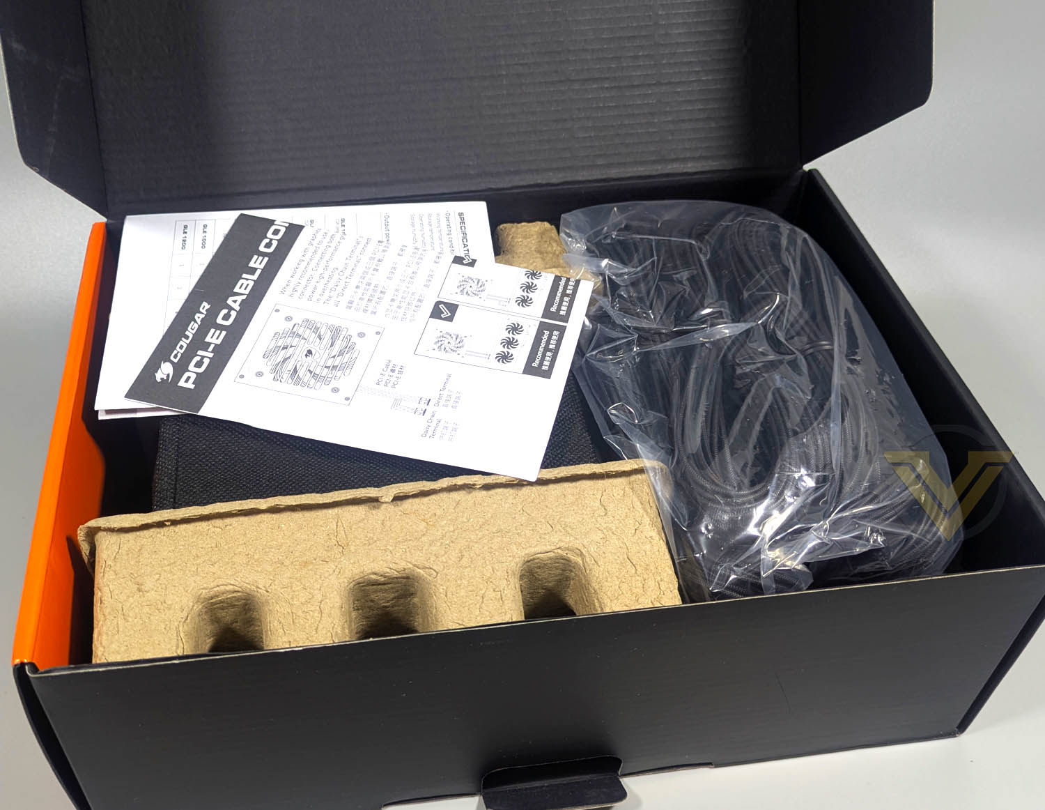 cougar-gle1000-psu-packaging-04.jpg