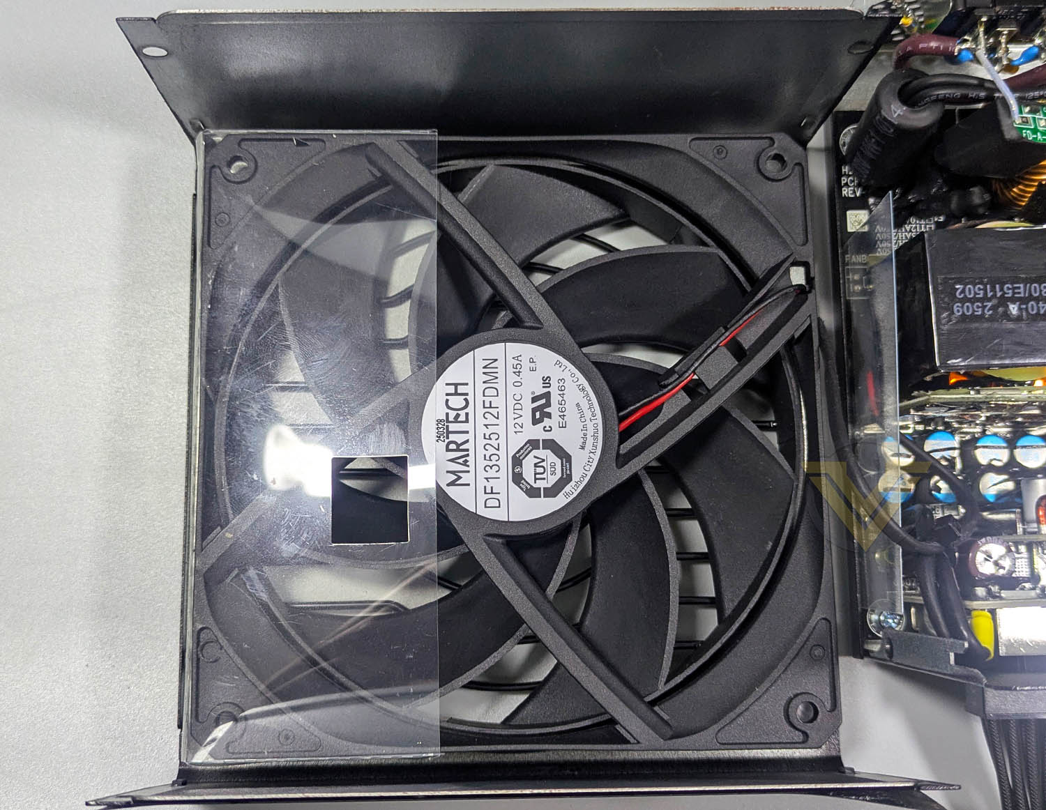 cougar-gle1000-psu-internal-01.jpg