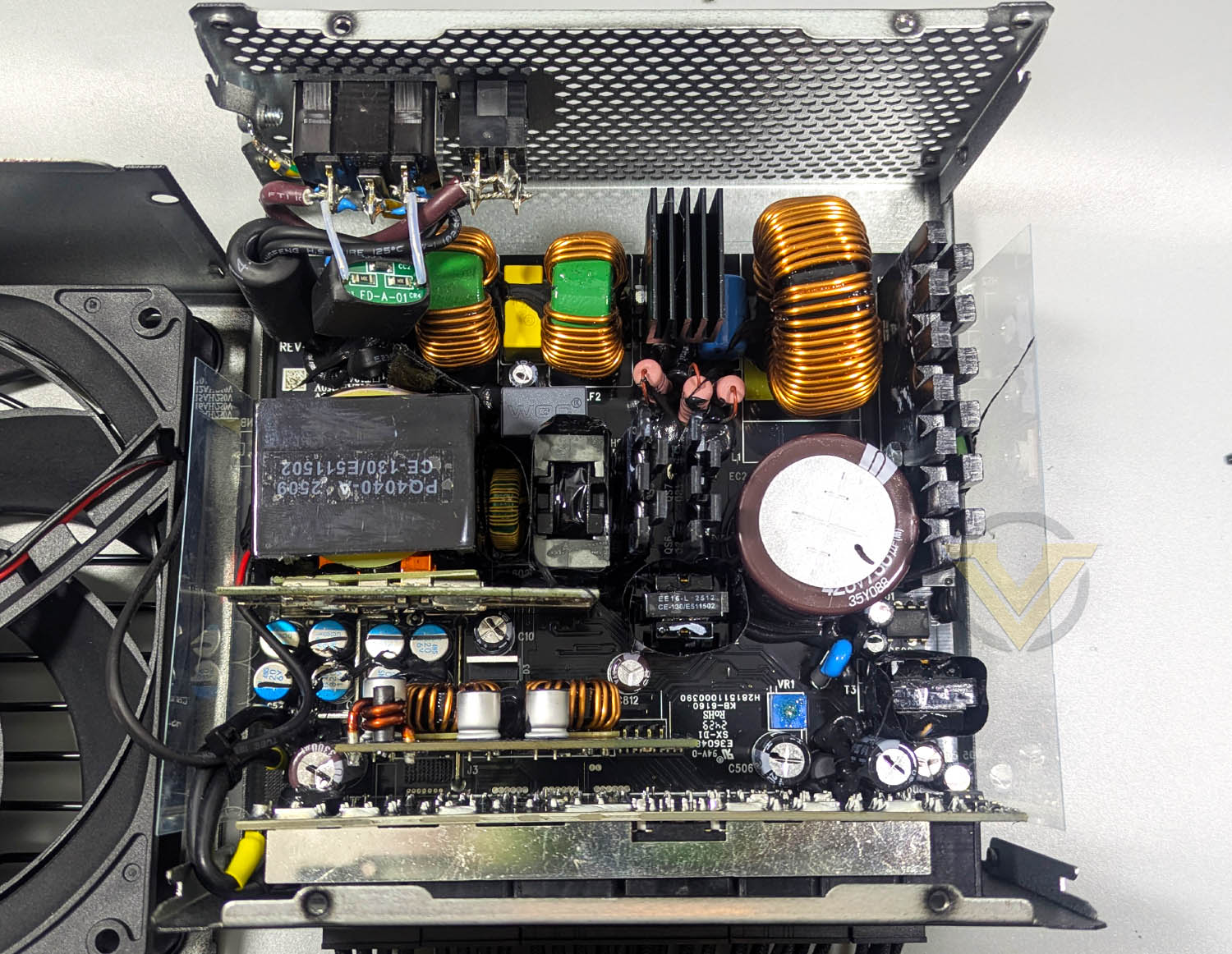 cougar-gle1000-psu-internal-02.jpg