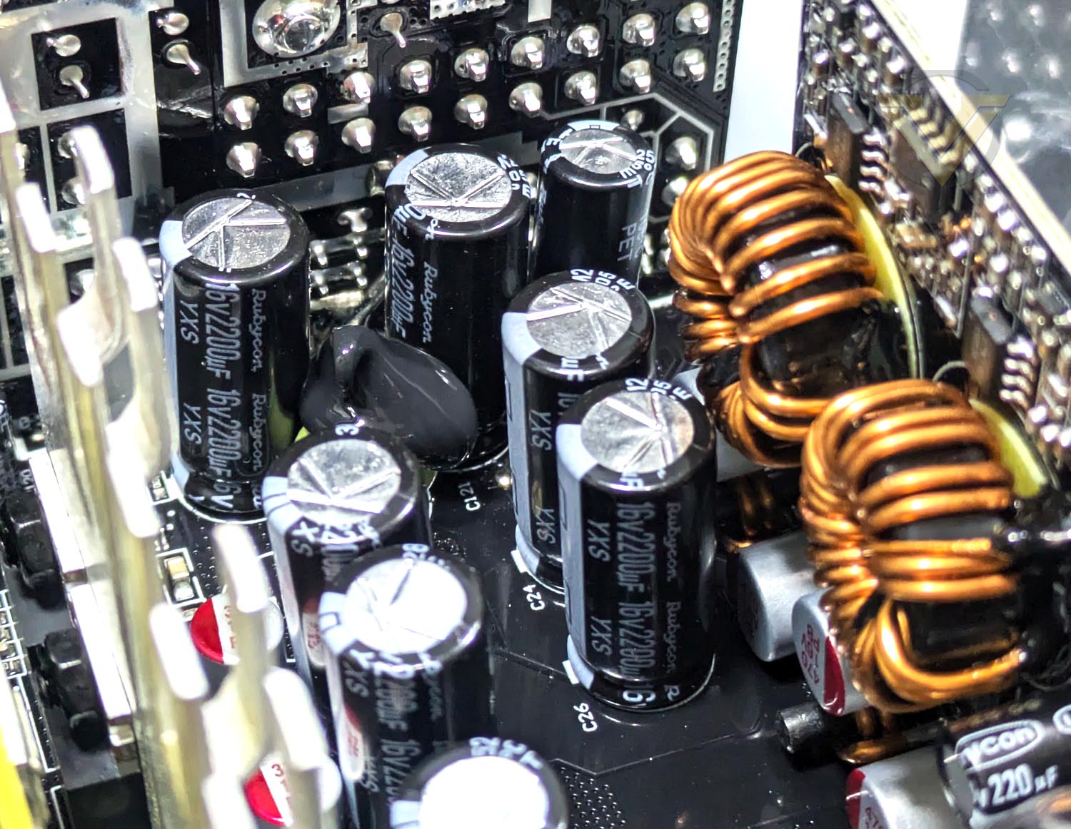 enermax-revolution-3-s-internal-3.jpg