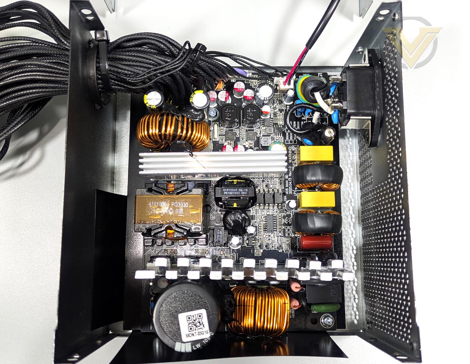 montech-beta2-850w-psu-internal-1.jpg