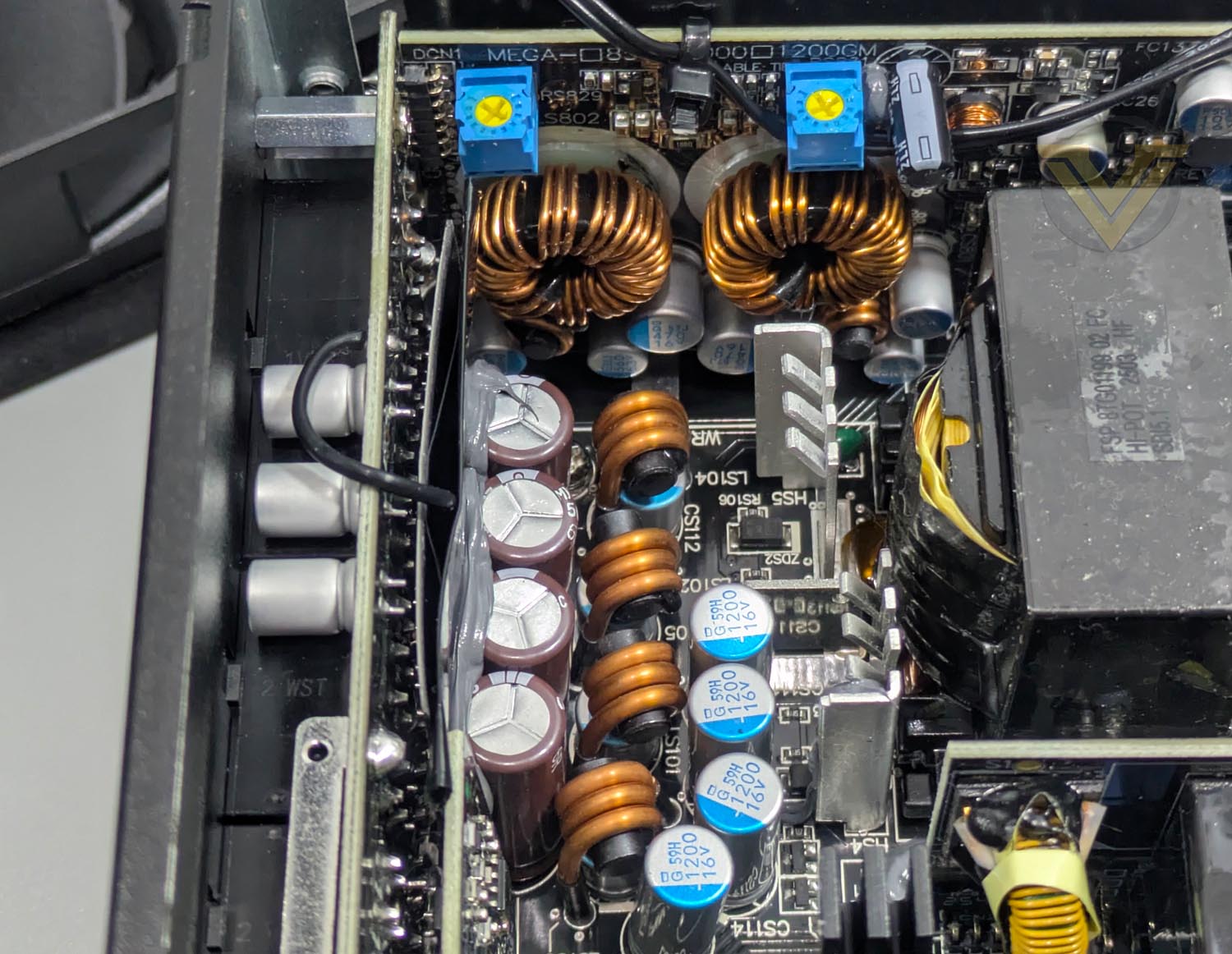 fsp-mega-gm-1000-internal-3.jpg