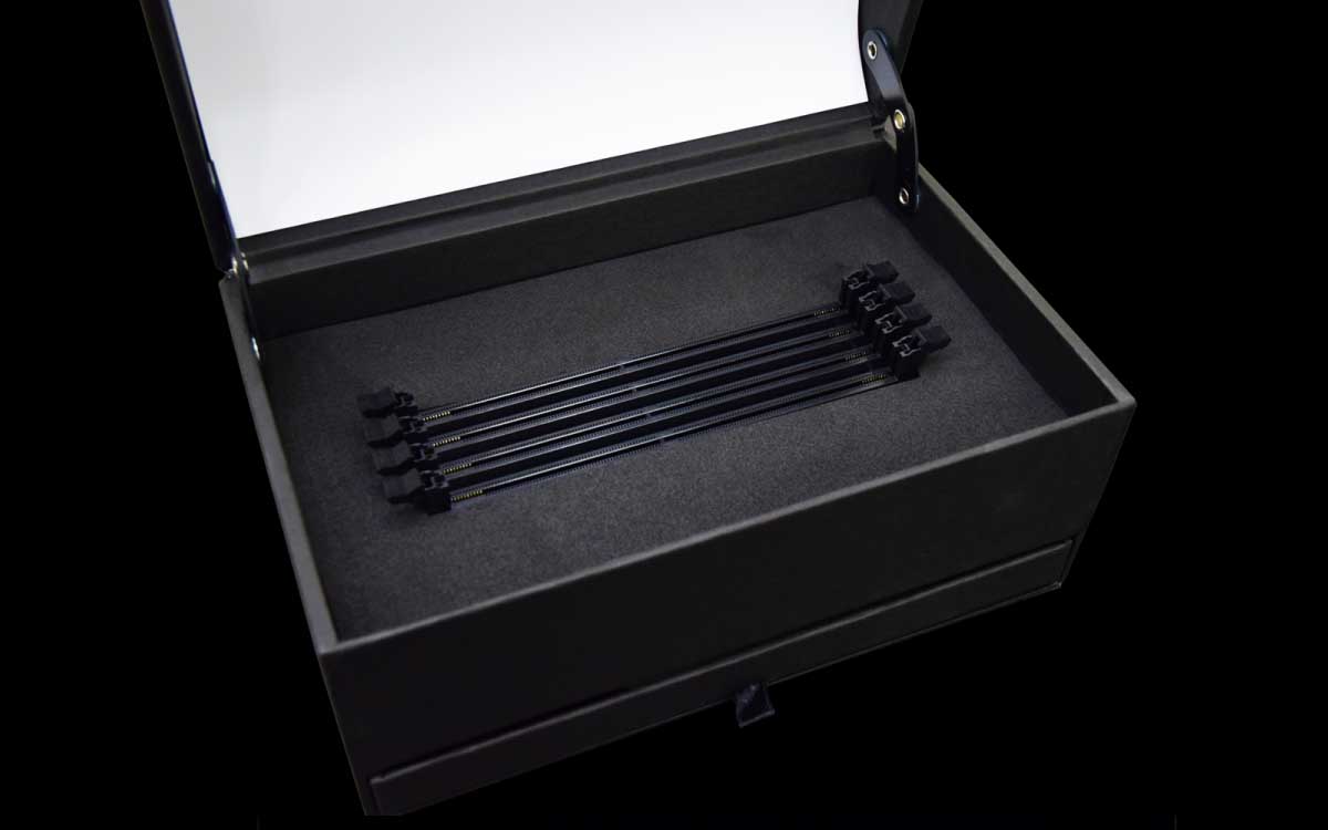 gskill_trident_z_royal_display_box_inside.jpg