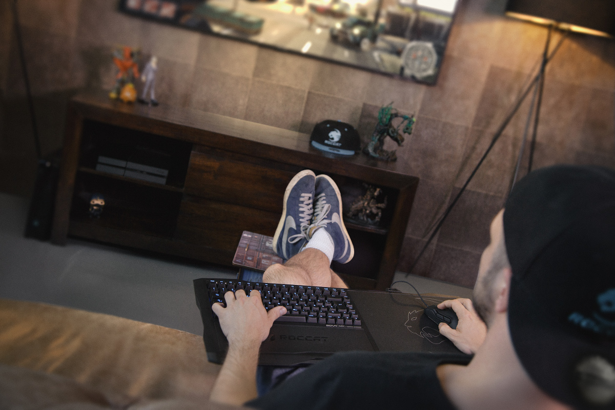 roccat-sova_oncouch - 2.jpg